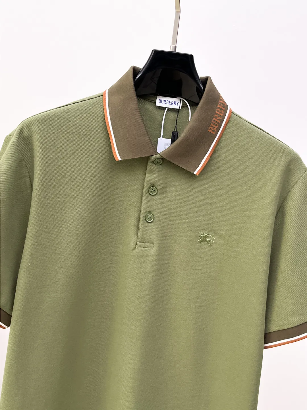 Burberry New Arrival Polo shirt, complete with three labels, original fabric, original customized accessories, official Same Style, made of 210g pure cotton pique fabric, customized same-tank dyed fabric, very comfortable and smooth to the touch, very wide and stylish, produced by the first-line brand Factory, imported Behringer embroidery machine, embroidery is full and textured, the collar rib is woven with imported yarn, does not deform after long-term wear, the most New Arrival style in spring and summer, fashionable and individual Super Versatile and good-looking. It is very suitable for both men and women. It is a must-have for everyone. Size: S-XXL